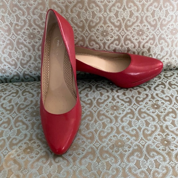 Easy spirit red heels 8.5 - Picture 2 of 6